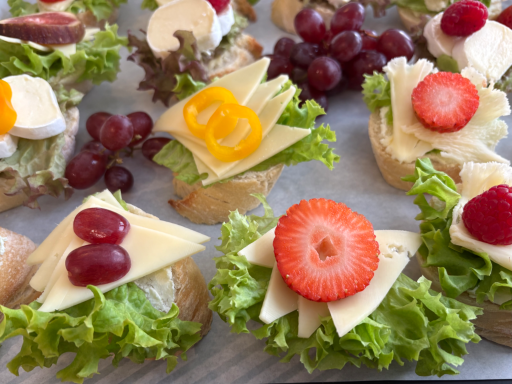 Canapé Bunte Häppchen mit Salat, Käse, Trauben, Erdbeeren und Himbeeren.